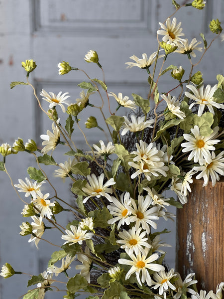 Shasta Showers Wreath | 28" | Cream | NOT CURRENTLY IN STOCK - ETA December