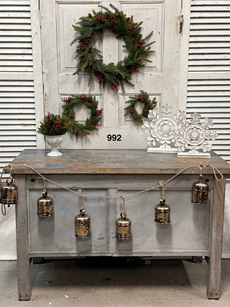 Sample Lot | Lot 992 | Holiday | $45