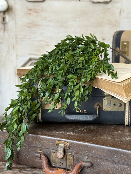 Nottswood Leaves Hanging | 28" | NOT CURRENTLY IN STOCK-New For Holiday 2026!